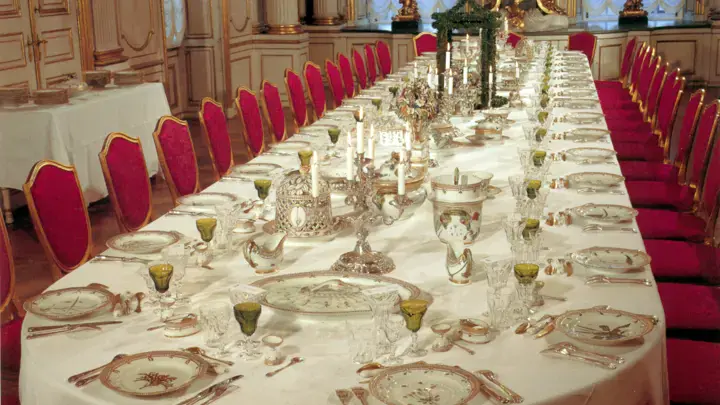 As a surprise for Queen Ingrid’s 80th birthday, the table is set with original Flora Danica parts
