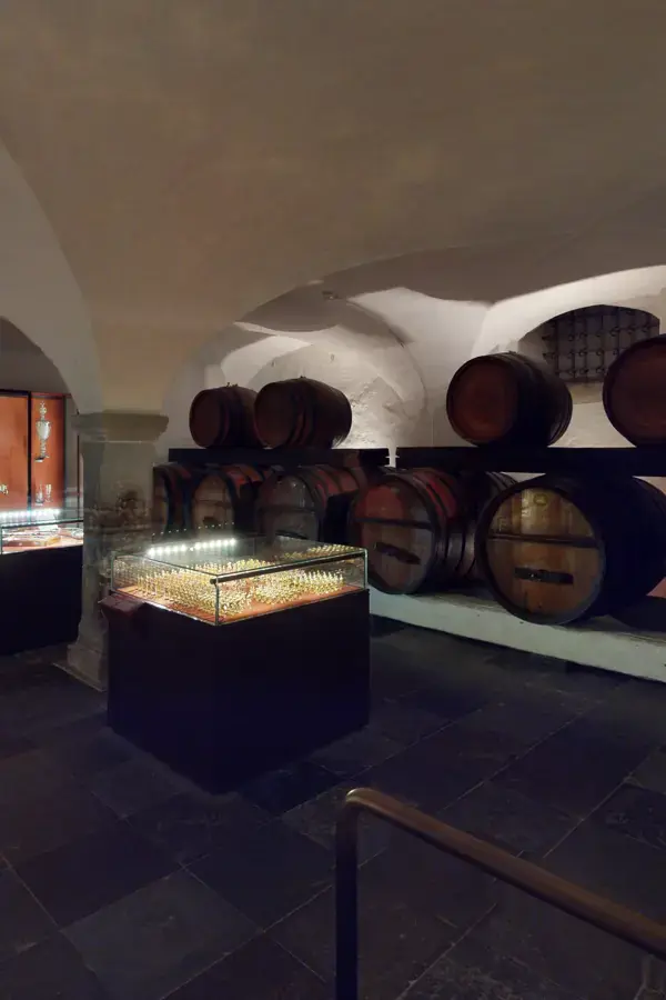 Rum B: Våben og vin