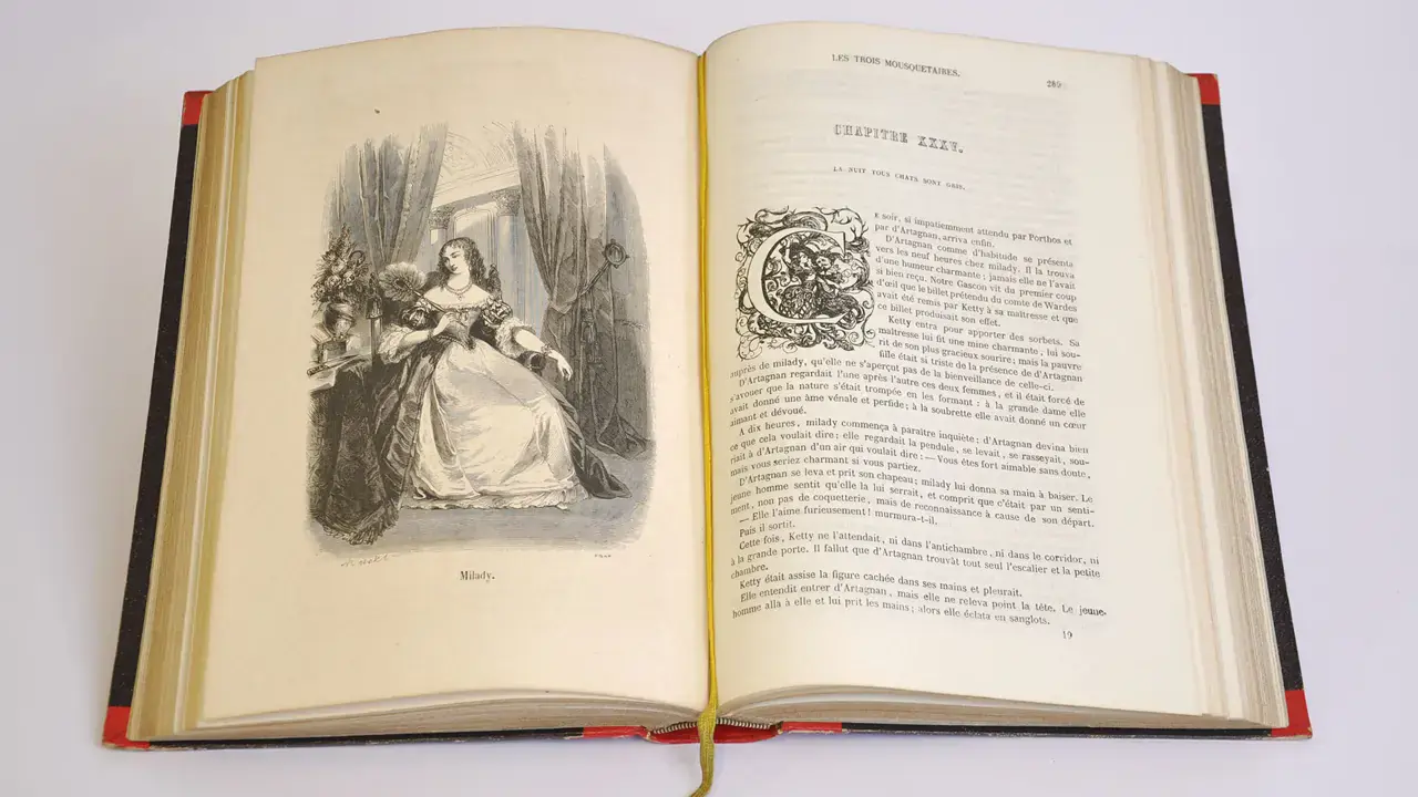 Christian 8. læste højt for Dronning Caroline Amalie i denne bog om aftenen inden han blev syg og døde. Bogen findes i Dronning Caroline Amalies Bibliotek på Amalienborg.