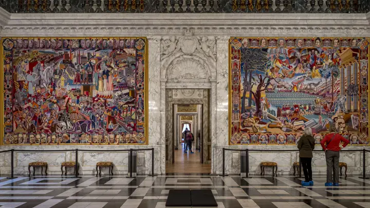 Gobelinerne på plads på Christiansborg Slot